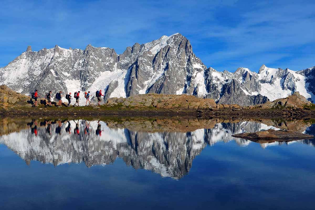 Escursionisiti e Grandes Jorasses. Foto Marco Gabbin Tutto pronto per la lunga estate della Valle d&rsquo;Aosta